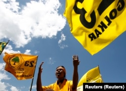 Seorang pendukung Partai Golkar berdoa saat kampanye di Makassar, Sulawesi Selatan, 21 Maret 2009. (Foto: REUTERS/Supri)