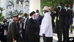 Shugaban kasar Iran Ebrahim Raisi tare da shugaban kasar Uganda's President Yoweri Museveni.