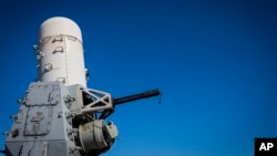 រូបឯកសារ៖ កាណុងបាញ់​គ្រាប់​កាំភ្លើងប្រភេទ Phalanx CIWS ត្រូវបាន​បំពាក់​លើ​នាវាពិឃាត USS Gravely កាលពីថ្ងៃទី១៤ ខែមីនា ឆ្នាំ២០២៣។ 