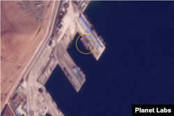 북한 라진항의 중국 전용 부두에서 4일 대형 선박(원 안)이 포착됐다. 사진=Planet Labs
