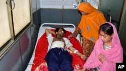 
Seorang korban serangan bom pada peringatan Maulid Nabu sedang dirawat di Quetta, Pakistan, 30 September 2023. Serangan itu menewaskan lebih dari 50 orang. (Foto: Arshad Butt/AP Photo)