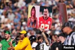 Poster sa likovima Tejlor Svift i Trevisom Kelsijem (Foto: Ron Chenoy-USA TODAY Sports)