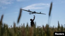 19일 우크라이나 하르키우 전선에서 우크라이나 군인이 정찰형 드론 벡터를 날려보내고 있다.