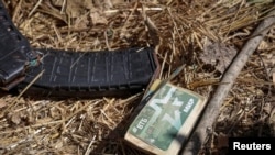 FILE - U blizini tela mrtvog ruskog vojnika u selu Blahodatne u regionu Donjeck, pronađeni šaržeri, puška i bankovna kartica sa natpisom "Ruska vojska, svet". 8. septembar, 2023. (Foto: REUTERS/Oleksandr Ratushniak)