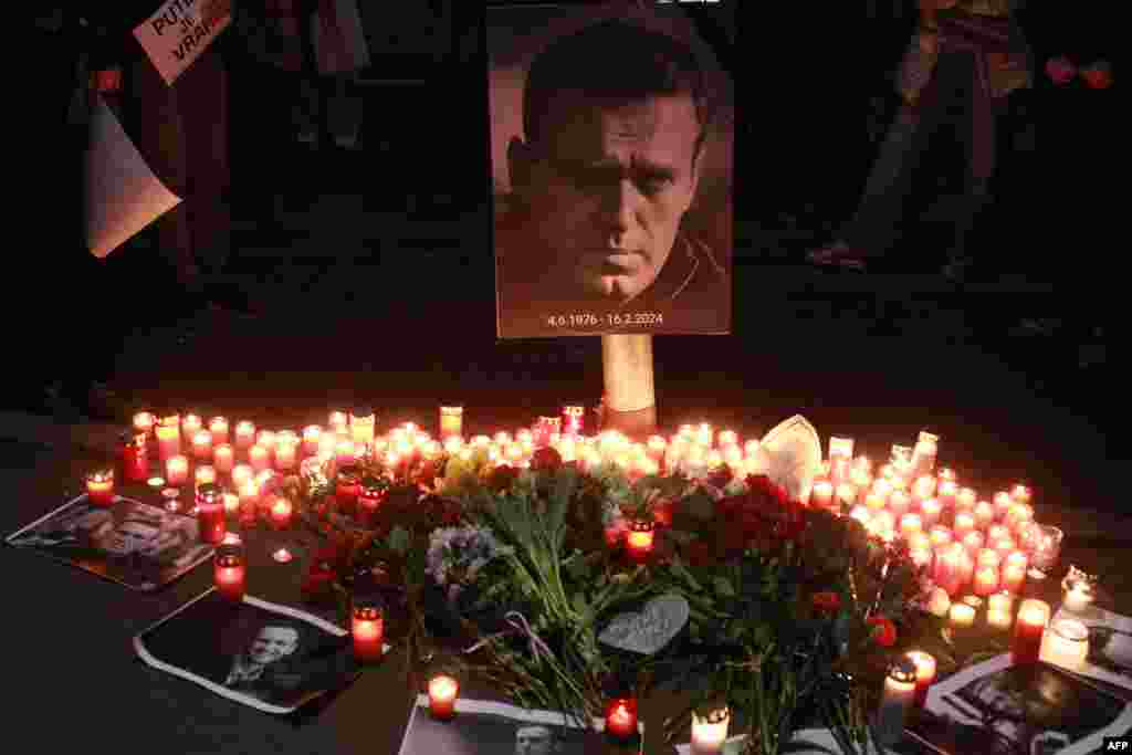 Okupljeni pale sveće ispred ambasade Rusije u Pragu, glavnom gradu Češke (Foto: Milan Kammermayer / AFP)