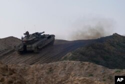 Tank Israel berada di posisi di perbatasan Jalur Gaza, terlihat di Israel selatan, Selasa, 6 Februari 2024. (Foto: AP/Tsafrir Abayov)