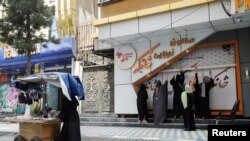 Para pekerja salon menutup salon kecantikan mereka di ibu kota Kabul, Afghanistan, 24 Juli 2023 menjelang larangan Taliban terhadap salon kecantikan. 