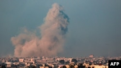Asap mengepul menyusul pemboman Israel di kota Rafah, Jalur Gaza selatan hari Minggu 25 Februari 2024, sementara konflik Israel dan Hamas terus berlangsung. 