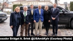 Група сенаторів-демократів на чолі із лідером більшості Чаком Шумером та посолка США в Україні Бріджит Брінк. Фото: X - Ambassador Bridget A. Brink @USAmbKyiv