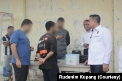 Brigjen Pol Dr Bambang Pristiwanto (paling kanan) meninjau penanganan pengungsi di Rudenim Kupang. (Foto: Courtesy/Rudenim Kupang)