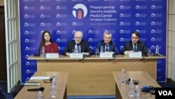 Učesnici tribine u Medija centru (Foto: VOA)