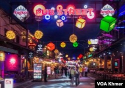 ទិដ្ឋភាព​នៃ​កន្លែង​កម្សាន្ត​ពេល​រាត្រី​ Pub Street ក្នុង​ក្រុង​សៀមរាប ខេត្ត​សៀមរាប កាលពី​ថ្ងៃទី ៣ ខែតុលា ឆ្នាំ ២០២៣។ (ធីតា វីន/វីអូអេ)