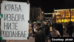 Protest građana i predstavnika opozicije zbog nepravilnosti na izborima, ispred sedišta Republičke izborne komisije u bivšoj zgradi Narodne skupštine Srbije, u Beogradu, 23. decembra 2023. (Foto: FoNet)