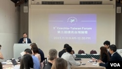 欧洲价值安全政策中心驻台办事处主任叶皓勤在捷克台湾论坛致词。（美国之音记者林乃绢拍摄）