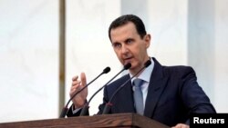 Presiden Suriah Bashar al-Assad menyampaikan pidato di depan anggota parlemen Suriah yang baru dalam sebuah kesempatan di Damaskus, Suriah, pada 12 Agustus 2020. (Foto: SANA/Handout via Reuters)