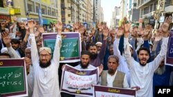 Aktivis Tehreek-e-Labbaik Pakistan (TLP) melakukan protes terhadap Ketua Mahkamah Agung Qazi Faez Isa, di Karachi, 23 Februari 2024. (Asif HASSAN/AFP)