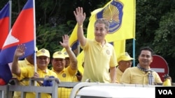 រូបឯកសារ៖ ព្រះអង្គម្ចាស់ នរោត្តម ចក្រាវុធ ព្រះរាជប្រធានគណបក្សហ៊្វុនស៊ិនប៉ិច ចូលរួមធ្វើយុទ្ធនាការ ក្នុងអំឡុងថ្ងៃទី ២ នៃយុទ្ធនាការឃោសនាបោះឆ្នោតជាតិ នៅរាជធានីភ្នំពេញ កាលពីថ្ងៃទី ២ ខែកក្កដា ឆ្នាំ ២០២៣។ (ស៊ុន ណារិន/វីអូអេ)