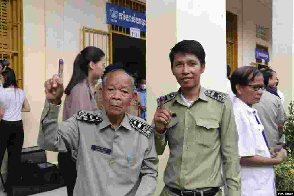 អង្គ​បោះឆ្នោត​ដែល​ជា​ក្រុម​ប្រឹក្សា​ឃុំ​សង្កាត់ លើក​ដៃ​ជ្រលក់​ទឹក​ថ្នាំ​ក្រោយ​ការ​បោះឆ្នោត​ជ្រើស​រើស​សមាជិក​ព្រឹទ្ធសភា នៅ​មណ្ឌល​បោះឆ្នោត​វិទ្យាល័យ​ព្រះស៊ីសុវត្ថិ ក្នុង​រាជធានី​ភ្នំពេញ នា​ថ្ងៃទី​២៥ ខែ​កុម្ភៈ ឆ្នាំ​២០២៤។ (ស៊ុន ណារិន/វីអូអេ)