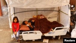 Devedesetogodišnji pacijent ispred bolnice Nasser u Gazi (Reuters)