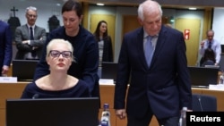 Yulia Navalnaya, janda Alexei Navalny, duduk di sebelah Kepala Kebijakan Luar Negeri Uni Eropa Josep Borrell, saat mengikuti pertemuan para menteri luar negeri Uni Eropa di Brussels, Belgia 19 Februari 2024. (REUTERS/Yves Herman)