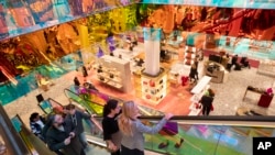 Gen Z dan Milenial mewakili 47% pelanggan barang-barang mewah pada 2018, menurut studi perusahaan konsultan Bain & Co. (AP Photo/Mary Altaffer)