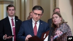 众议院议长约翰逊在众议院向前推进950亿美元的国家安全援助方案后，在国会大厦停下脚步与记者交谈。(2024年4月19日)