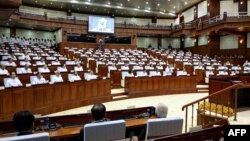 រូបឯកសារ៖ សមាជិកសភាថ្មីរបស់កម្ពុជាក្នុងអំឡុងសម័យប្រជុំដំបូង នៅរដ្ឋសភាជាតិ រាជធានីភ្នំពេញ កាលពីថ្ងៃទី២១ ខែសីហា ឆ្នាំ២០២៣។ (AFP/Cambodia National Assembly)