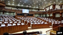 រូបឯកសារ៖ សមាជិកសភាថ្មីរបស់កម្ពុជាក្នុងអំឡុងសម័យប្រជុំដំបូង នៅរដ្ឋសភាជាតិ រាជធានីភ្នំពេញ កាលពីថ្ងៃទី២១ ខែសីហា ឆ្នាំ២០២៣។ (AFP/Cambodia National Assembly)