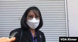 អ្នកស្រី ម៉េង សុភារី សហមេធាវីការពារក្តីរបស់លោកកឹម សុខា ផ្តល់បទសម្ភាសន៍ដល់អ្នកយកព័ត៌មាន ក្រោយសវនាការលើកទី៣របស់លោកកឹម សុខា នៅសាលាឧទ្ធរណ៍ភ្នំពេញ។ (ហ៊ុល រស្មី/វីអូអេ)