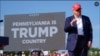 Tsohon shugaban kasar Amurka, Donald Trump, yayin da halaric taron yakin neman zabe a jihar Pennsylvania