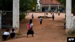 រូបឯកសារ៖ សិស្សានុសិស្សដើរចូលក្នុងបរិវេណសាលារៀនមួយ នៅខេត្តសៀមរាប កាលពីថ្ងៃទី៨ ខែកក្កដា ឆ្នាំ២០២២។ 