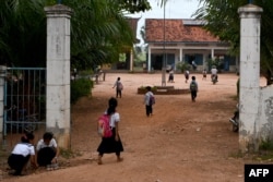 រូបឯកសារ៖ សិស្សានុសិស្សដើរចូលក្នុងបរិវេណសាលារៀនមួយ នៅខេត្តសៀមរាប កាលពីថ្ងៃទី៨ ខែកក្កដា ឆ្នាំ២០២២។