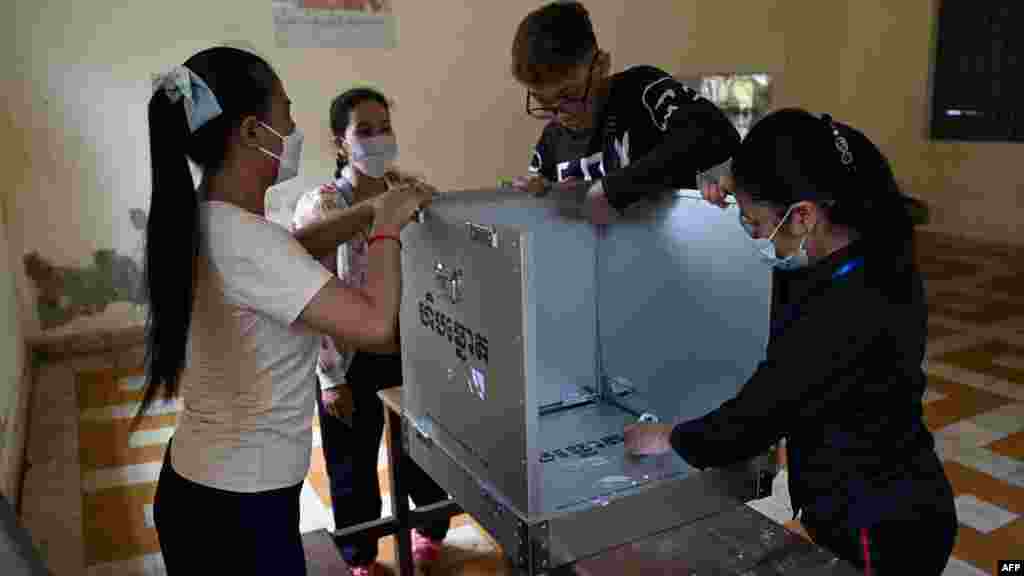 មន្ត្រីរៀបចំការបោះឆ្នោតដំឡើងហិបឆ្នោតនៅមណ្ឌលបោះឆ្នោតមួយកន្លែង មុនថ្ងៃបោះឆ្នោតជាតិអាណត្តិទី ៧ នៅរាជធានីភ្នំពេញ ថ្ងៃទី ២២ ខែកក្កដា ឆ្នាំ ២០២៣។ 