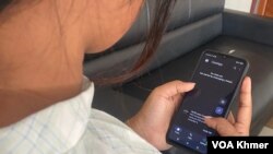 យុវតីម្នាក់កំពុងបើកកម្មវិធីទំនាក់ទំនងថ្មី CoolApp នៅក្នុងទូរស័ព្ទដៃរបស់ខ្លួន រាជធានីភ្នំពេញ ថ្ងៃទី២៧ ខែមិថុនា ឆ្នាំ២០២៤។ (សើ ដាវី/វីអូអេ)