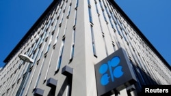 ແຟ້ມພາບ - ໂລ​ໂກ້​ກຸ່ມປະເທດຜູ້ສົ່ງອອກນໍ້າມັນ (OPEC) ຖືກ​ເຫັນ​ຢູ່​ນອກ​ສໍາ​ນັກ​ງານ​ໃຫຍ່​ຂອງ OPEC ໃນ​ນະ​ຄອນ​ວຽນ​ນາ, ປະ​ເທດ​ອອ​ສ​ເຕີຍ, 9 ເມ​ສາ 2020.