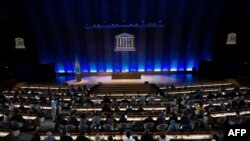 Direktur Jenderal UNESCO Audrey Azoulay (Tengah) menyampaikan pidato untuk mengumumkan permintaan Amerika Serikat untuk kembali ke lembaga tersebut, di kantor pusat UNESCO di Paris, pada 12 Juni 2023. (ALAIN JOCARD / AFP)