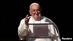 Papa Franja vodi Angelusovu molitvu sa svog prozora u Vatikanu. 17. decembar, 2023. (Foto: REUTERS/Guglielmo Mangiapane)