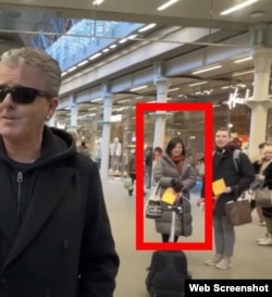 K博士所说的中共高级女间谍在圣潘克拉斯车站公共钢琴现场出现。（Dr. K直播视频截图）