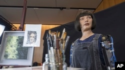 Sebuah robot manusia (humanoid) dipamerkan di Jenewa, Swiss (foto: ilustrasi). OECD memperkirakan 27% pekerjaan berisiko digantikan oleh kecerdasan buatan atau AI. 