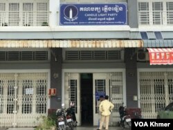 ទីស្នាក់ការ​កណ្តាល​គណបក្សភ្លើង​ទៀន​ នៅ​ក្នុង​ខណ្ឌសែន​សុខ រាជធានី ភ្នំពេញ​ ថ្ងៃទី​៣ ខែកក្កដា​ ឆ្នាំ​២០២៣។​ (ហ៊ុល រស្មី/វីអូអេ)​