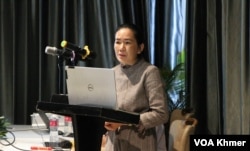 អ្នកស្រី ជឹម ចាន់នាង អគ្គលេខាធិការនៃអង្គការ NGO-CEDAW កំពុងថ្លែងនៅក្នុងពិធីចេញរបាយការណ៍ស្តីពីការតាមដានលើការអនុវត្តអនុសញ្ញាស៊ី-ដ សម្រាប់ប្រទេសកម្ពុជាឆ្នាំ២០២២ ក្នុងរាជធានីភ្នំពេញ កាលពីថ្ងៃទី២៧ ខែធ្នូ ឆ្នាំ២០២៣។ (ស៊ឹម ចាន់សំណាង/វីអូអេ)