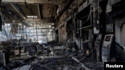 Psat perbelanjaan perlengkapan rumah tangga yang terkena serangan udara Rusia di Kharkiv, Ukraina, 26 Mei 2024. (Foto: REUTERS/Sofiia Gatilova)