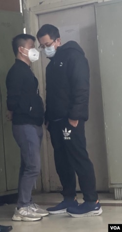 中国手机制造商Vivo在印度的代理首席执行官洪旭权(Hong Xuquan 音译)2023年12月26日与中国大使馆的外交官在新德里地区法院外交谈（美国之音/贾尚杰）