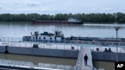 Sebuah kapal kargo mengangkut biji-bijian di Izmail, 700 kilometer barat daya Kiev, Ukraina, Rabu, 26 April 2023. (AP/Andrew Kravchenko)