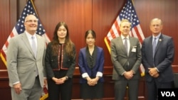 美国国会众议院中共问题特设委员会召开圆桌会议讨论香港现状。会后委员会主席和成员和与会人士合影，左起依序为特设委员会主席约翰·穆勒纳尔、活动人士邵岚、香港自由基金委员会政策主任许颖婷、黎智英辩护律师成员乔纳森·普莱斯、布莱恩·卢特克迈耶。（2024年5月23日，美国之音记者李逸华拍摄）