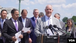 美国国会众议院中共问题特设委员会主席约翰·穆勒纳尔众议员在国会山召开记者会，纪念天安门事件35周年。（美国之音记者李逸华拍摄，2024年6月4日）