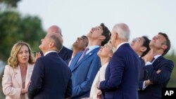Sejumlah pemimpin negara-negara G7 menyaksikan pertunjukkan skydiving di sela KTT G7 yang digelar di Borgo Egnazia, Italia, pada 13 Juni 2024. (Foto: Luca Bruno/Domenico Stinellis via AP)