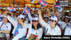 រូបឯកសារ៖ សកម្មជន និងអ្នកគាំទ្រកំពុងចូលរួមសមាជវិសាមញ្ញគណបក្សភ្លើងទៀន នៅថ្ងៃទី១១ ខែកុម្ភៈ ឆ្នាំ២០២៣ នៅខេត្តសៀមរាប។ (កាន់ វិច្ឆិកា/វីអូអេ)