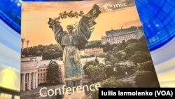 Буклет Мюнхенської безпекової конференції-2023. Фото Юлії Ярмоленко, Голос Америки. 
