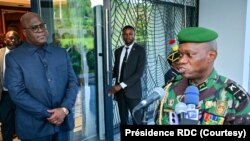 Général Brice Oligui Nguema (D) mokonzi ya Gabon nsima na masolo na président Félix Tshisekedi (G) ya RDC, Kinshasa, 11 sanza ya zomi 2023. (Présidence RDC) 